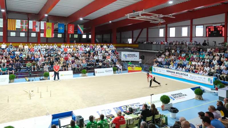 Noticias de Cantabria | El Cántabro | Eva Guillermina Fernández entrega el título de campeón de España de bolo palma a Víctor González