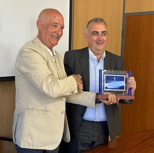 Noticias de Cantabria | El Cántabro | Roberto Media recibe uno de los reconocimientos de los XXI Premios de Radio Alto Campoo que concede esta emisora municipal