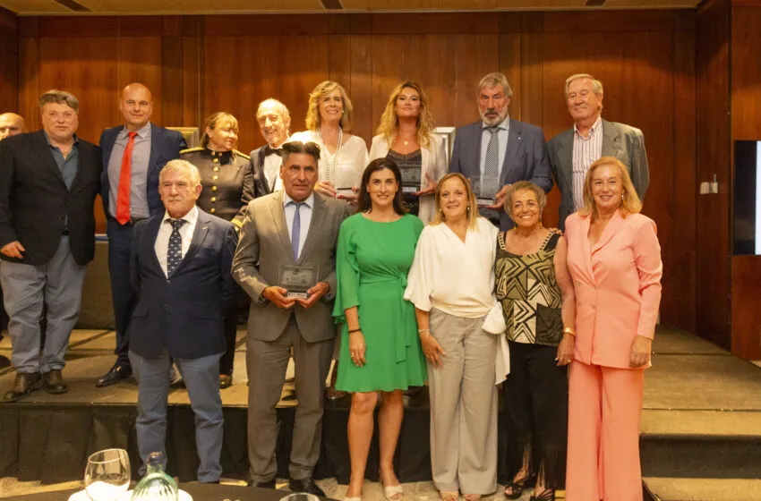 Noticias de Cantabria | El Cántabro | Isabel Urrutia asiste a la entrega de los Emboques de Oro a Alberto Ruiz, Carmen Martínez, Santiago Borragán, María Oruña y Jesús Salmón
