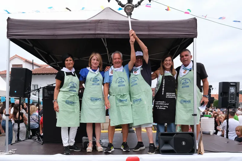 Noticias de Cantabria | El Cántabro | Buruaga entrega el premio de la XV edición del Concurso de marmite en Argoños a 'Los Calocha'