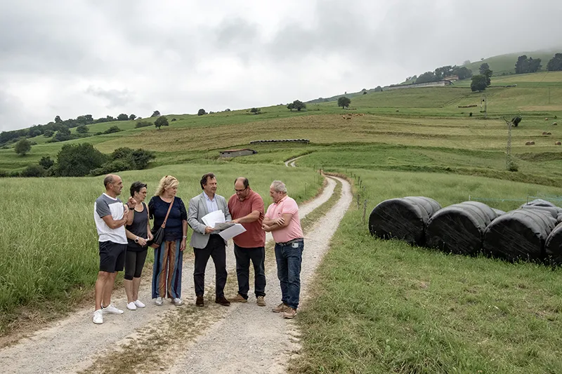 El Gobierno de Cantabria mejorará la red de infraestructuras agrarias de Villafufre con el arreglo de tres caminos rurales