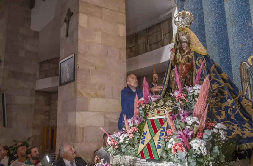 Noticias de Cantabria | El Cántabro | Entrega del bastón de mando de la ciudad a la Virgen Grande