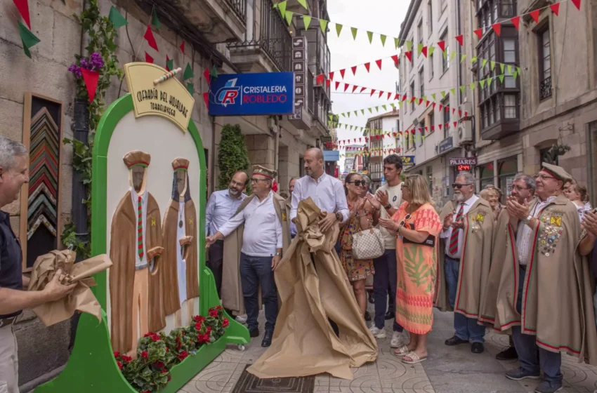  La Cristalería Robledo dedica un escaparate festivo al hojaldre de Torrelavega