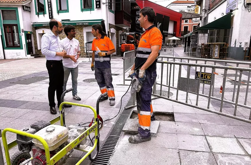 Noticias de Cantabria | El Cántabro | Labores de mantenimiento de aceras en la zona de vinos de Torrelavega, José María Pereda y Joaquín Cayón