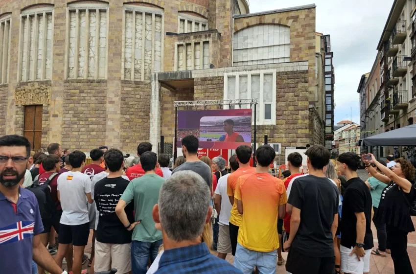  Pantalla gigante para ver a Attaui en la final de 800 metros de las Olimpiadas de París