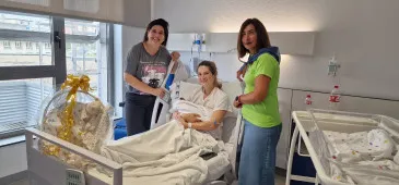 Noticias de Cantabria | El Cántabro | La Junta Vecinal de Mortera entregó un regalo a Mané, la primera niña nacida en Cantabria el día de San Ramón Nonato