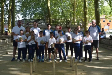 Noticias de Cantabria | El Cántabro | Piélagos forma a más de una veintena de niños en la Escuela municipal de bolos para mantener vivo el deporte vernáculo en Cantabria