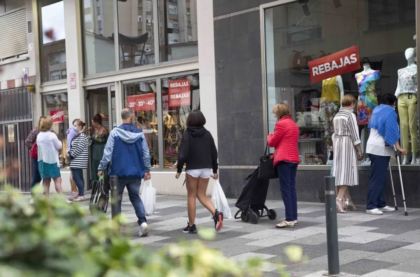  Una treintena de comercios de Camargo celebran hasta el sábado la 19ª edición de la Gran Feria del Stock