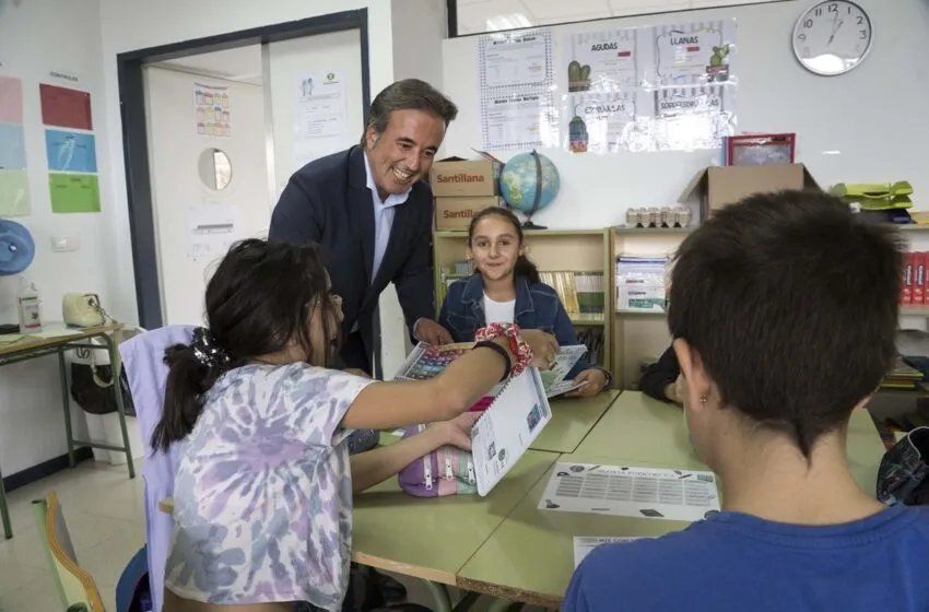 Noticias de Cantabria | El Cántabro | El Ayuntamiento de Camargo reparte 4.200 agendas escolares en los centros educativos del municipio