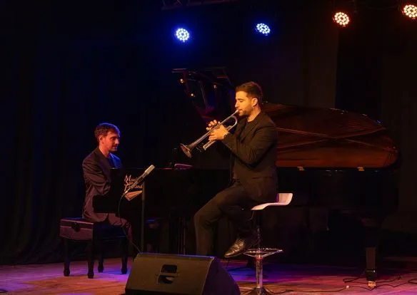  El Sábado Musical con Simant Duo: Una Noche de Éxitos Inolvidables y Canto Colectivo