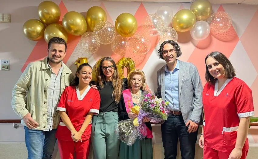 Noticias de Cantabria | El Cántabro | SOBERÓN FELICITA LOS 100 AÑOS A ADELA EN SU VISITA A LOS MAYORES DE VITALIA GUARNIZO