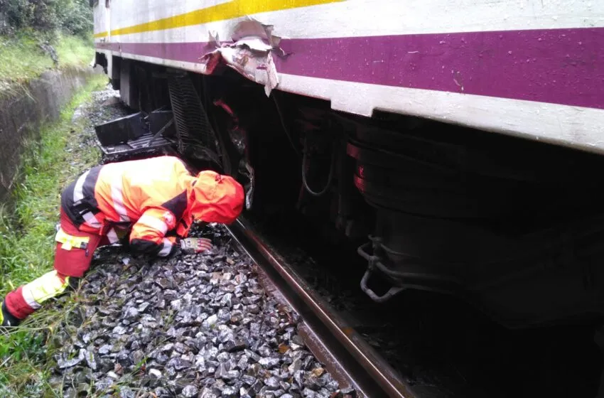  Un herido al descarrilar un tren en Ramales de la Victoria por el desprendimiento de una roca