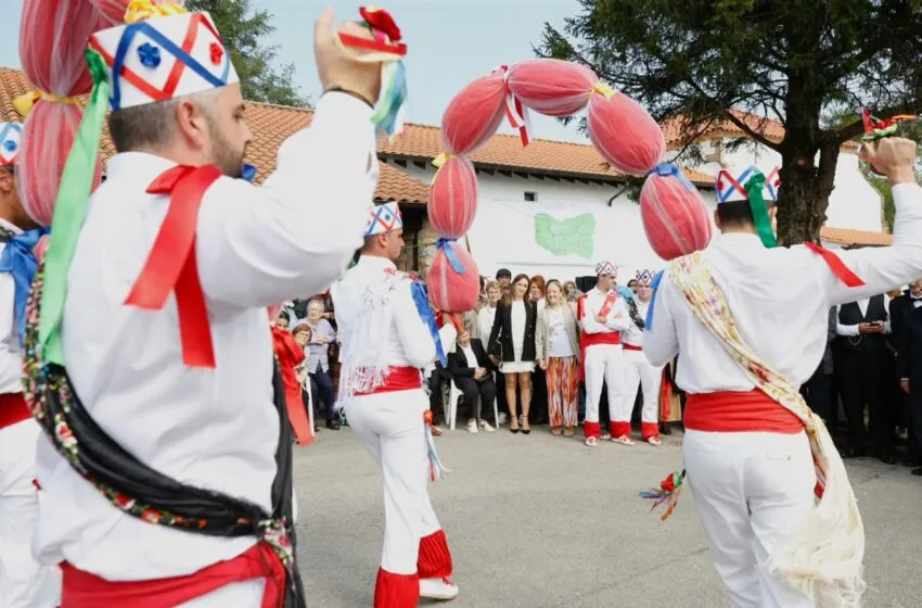 Noticias de Cantabria | El Cántabro | Urrutia asiste a la celebración del centenario de la unificación de los pueblos de La Revilla de San Vicente de la Barquera y Larrevilla de Valdáliga