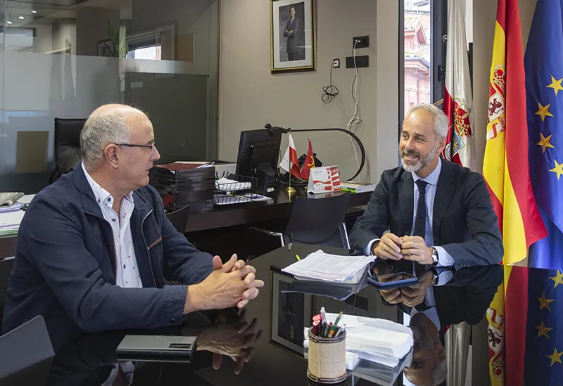 Silva elogia el «gran trabajo» del aula de refuerzo educativo de Arredondo y garantiza la continuidad del apoyo escolar al alumnado del municipio