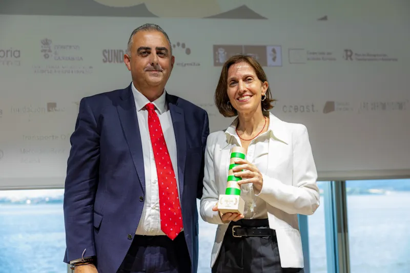 Noticias de Cantabria | El Cántabro | Roberto Media entrega el premio 'Faro Verde' a Canal Odisea por su labor "incuestionable" con la protección del planeta