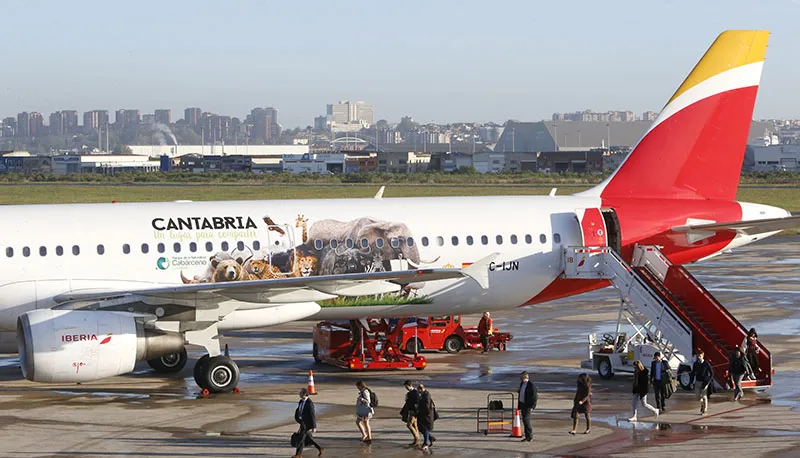 El aeropuerto Seve Ballesteros inicia la temporada de invierno con un incremento de plazas y mejoras en los enlaces con Madrid, Barcelona y Gran Canaria