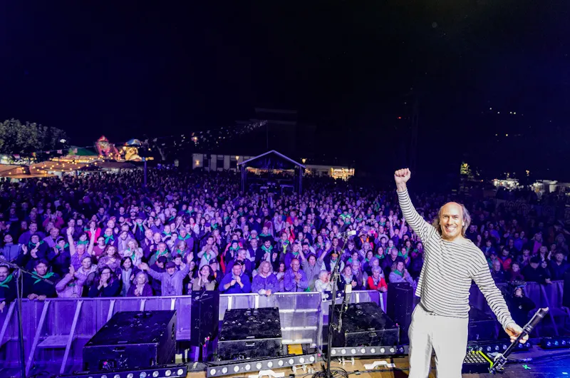 Noticias de Cantabria | El Cántabro | Urrutia asiste al concierto "histórico" de Carlos Núñez ante 6.000 personas que da inicio a las Fiestas de la Cruz en Potes