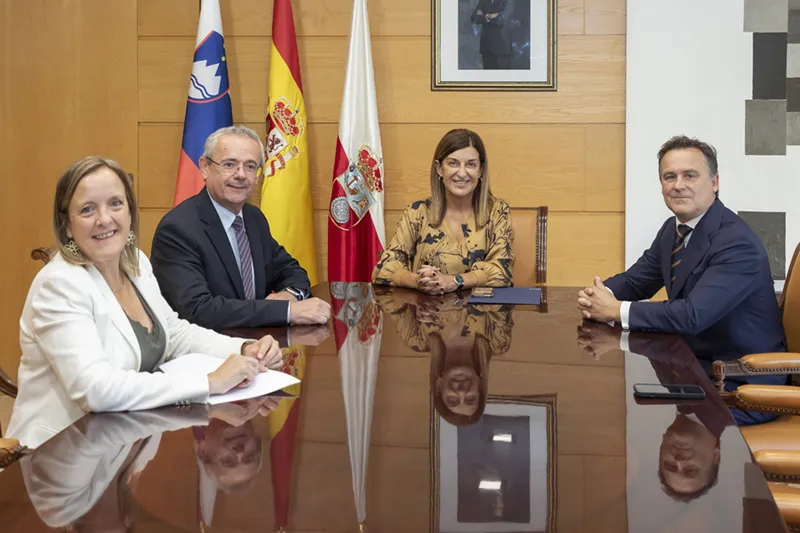 Noticias de Cantabria | El Cántabro | La presidenta Buruaga recibe al embajador de Eslovenia en España, Robert Krmelj