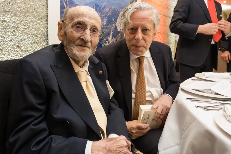 El Hospital Valdecilla entregará su insignia de oro al escritor Álvaro Pombo en la I Jornada Escritura y Salud