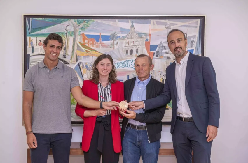  López Estrada recibe a la medallista olímpica Cristina Bucsa