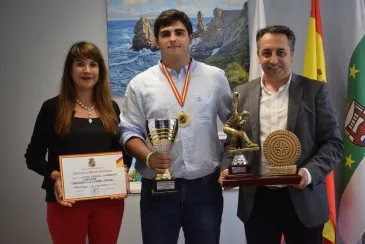 Noticias de Cantabria | El Cántabro | Caramés felicita a Lucas Carral por su reciente título de campeón de España juvenil de bolo palma 2024