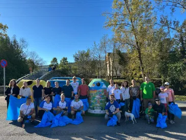 Noticias de Cantabria | El Cántabro | La jornada de voluntariado ambiental organizada por el Ayuntamiento de Piélagos en el río Carrimont logra retirar media tonelada de residuos