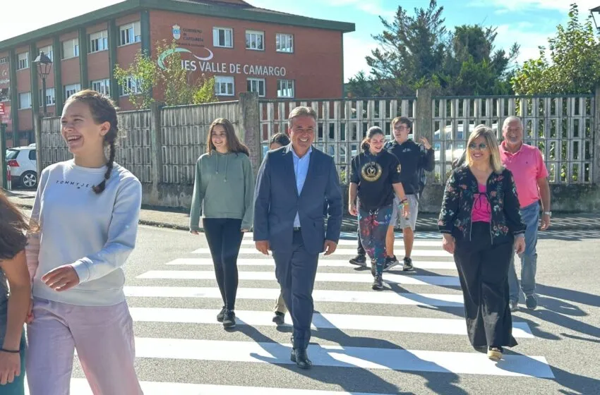  El Ayuntamiento avanza en el proyecto ‘Caminos Seguros’ con el pintado de pasos de cebra y aceras en el entorno de los IES Valle de Camargo y Ría del Carmen