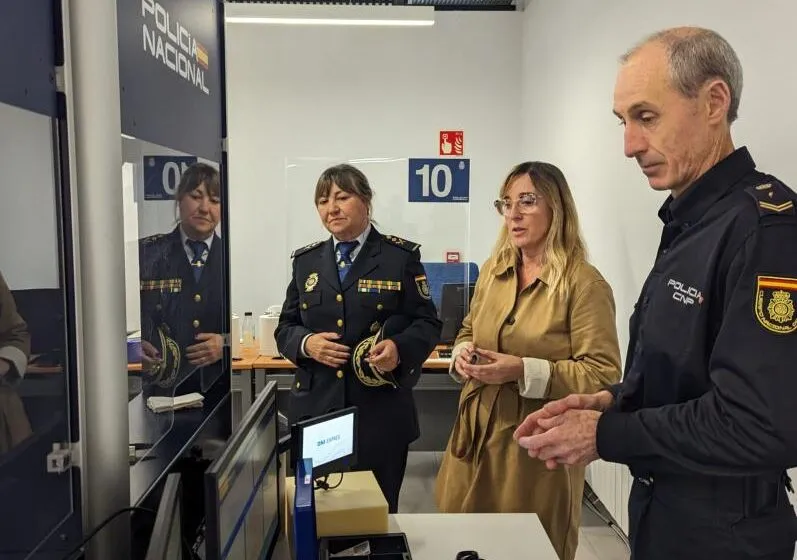 Noticias de Cantabria | El Cántabro | La Policía Nacional implanta en Santander el DNI Exprés, un novedoso y ágil sistema de expedición del documento nacional de identidad