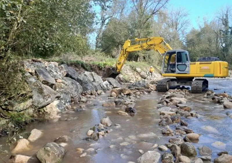 Noticias de Cantabria | El Cántabro | La Confederación Hidrográfica del Cantábrico actúa en el río Besaya en Bárcena de Pie de Concha