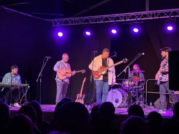  Hey Bulldogs Brillan en Las Veladas del Palacio: Una Noche Inolvidable con los Éxitos de The Beatles