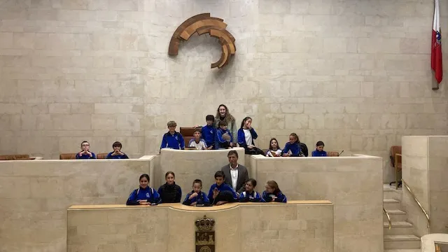  Alumnos del CC La Milagrosa de Polanco visitan el Parlamento de Cantabria