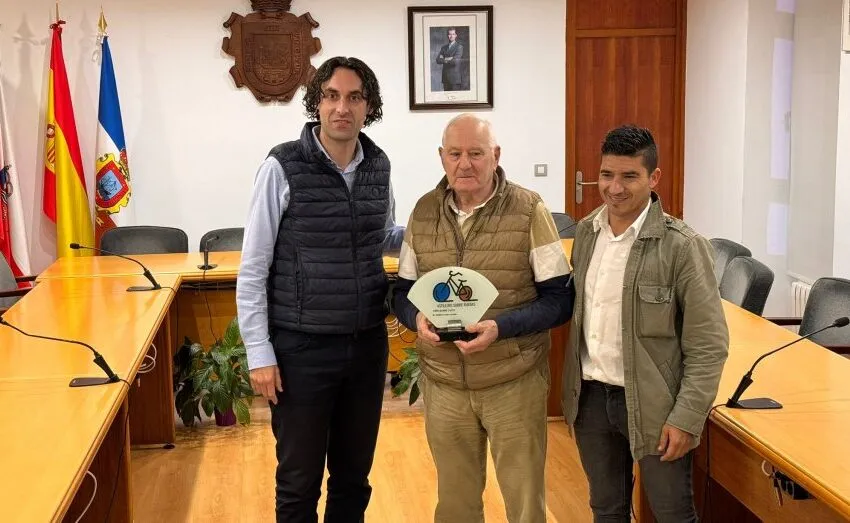 Noticias de Cantabria | El Cántabro | EL AYUNTAMIENTO DE ASTILLERO OTORGA A BICICLETAS MESA Y A SU FUNDADOR, MANUEL MESA, EL RECONOCIMIENTO COMO EMBAJADOR DE ‘ASTILLERO SOBRE RUEDAS’