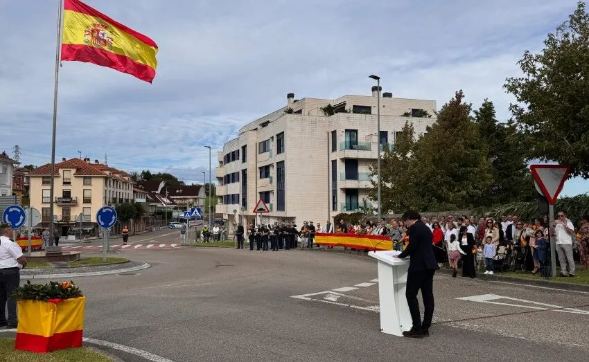 LA AVENIDA DE ESPAÑA SE CONVIERTE EN EL ESCENARIO PARA RENDIR HOMENAJE A LA BANDERA Y A LA GUARDIA CIVIL EN EL DÍA DE LA HISPANIDAD