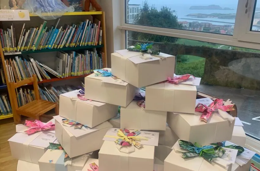 El Ayuntamiento de Suances entrega los lotes de libros de la campaña de fomento de la lectura, “Nacid@s para leer”