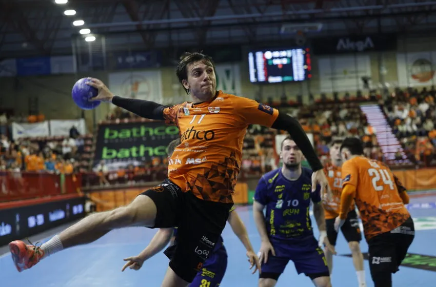 Noticias de Cantabria | El Cántabro | Partido a cara de perro en Serbia