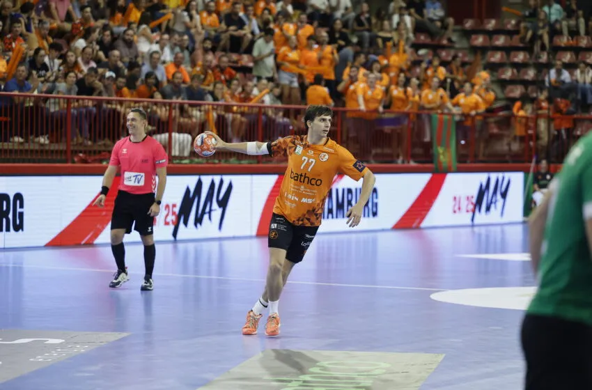 Noticias de Cantabria | El Cántabro | Partido a cara de perro en Serbia