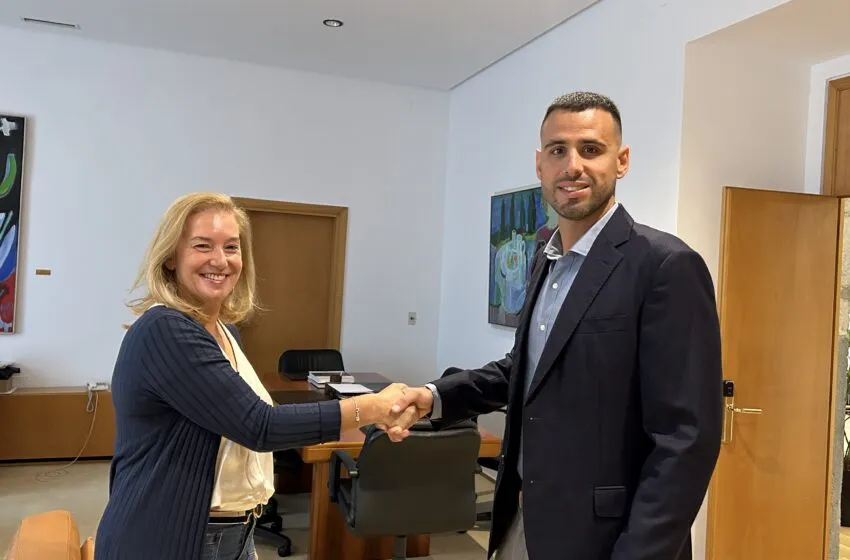 Noticias de Cantabria | El Cántabro | LA PRESIDENTA DEL PARLAMENTO RECIBE A ROBERTO VEIGA, CAMPEÓN DE JUEGOS EUROPEOS DE POLICÍAS Y BOMBEROS