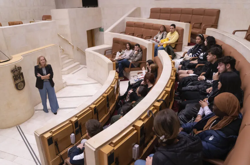 Noticias de Cantabria | El Cántabro | Estudiantes del Centro Concertado Puente III visitan el Parlamento de Cantabria