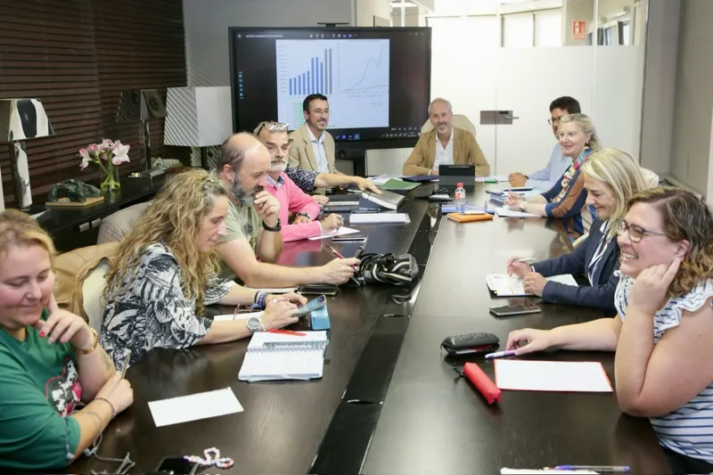 Silva valora con las familias la regulación del uso de los móviles en las aulas en este primer trimestre del curso escolar