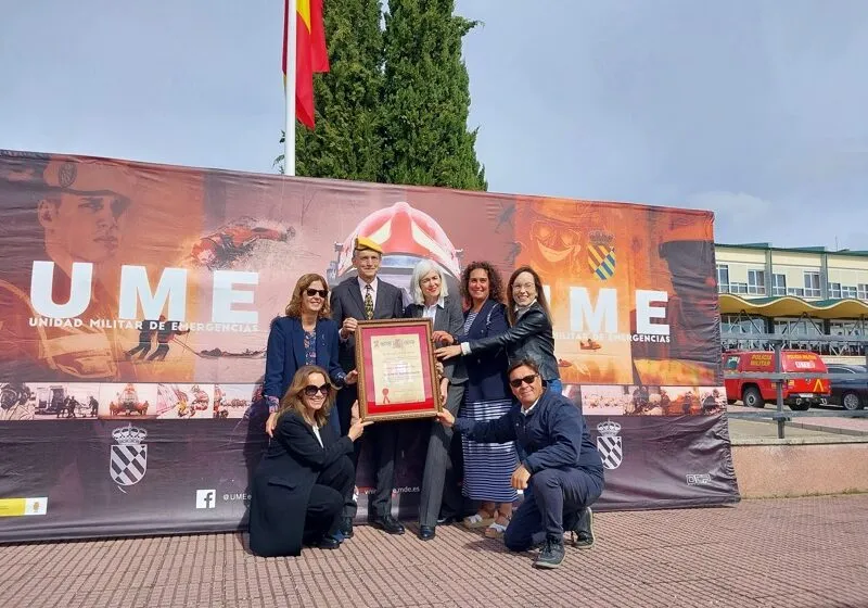 Isabel Urrutia felicita al jefe del Servicio de Protección Civil por su nombramiento como soldado de honor de la UME