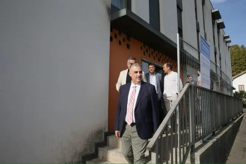 Noticias de Cantabria | El Cántabro | Media visita las obras de construcción de tres viviendas de protección oficial en Marina de Cudeyo