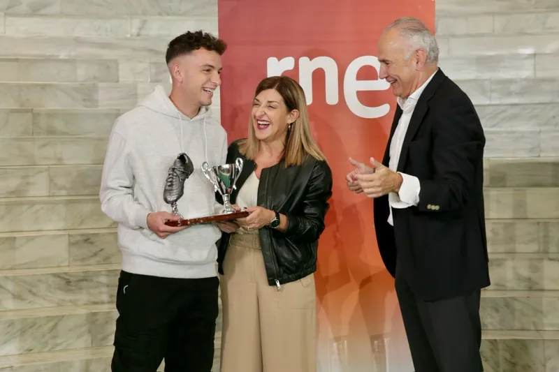 Noticias de Cantabria | El Cántabro | Íñigo Vicente recibe de manos de la presidenta de Cantabria el Trofeo Chisco al mejor jugador de la temporada
