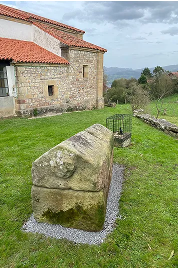 Noticias de Cantabria | El Cántabro | Recuperado un sarcófago medieval en la iglesia de San Juan Bautista de Collado de Cieza