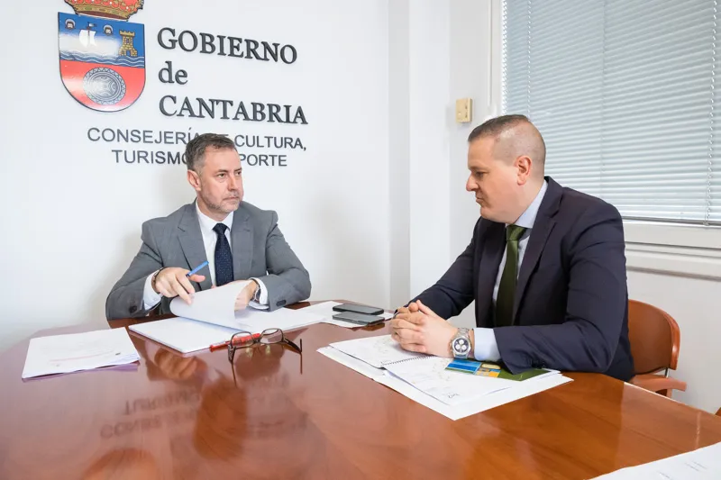  Martínez Abad analiza con el alcalde de San Felices varios proyectos para impulsar los recursos culturales y deportivos del municipio