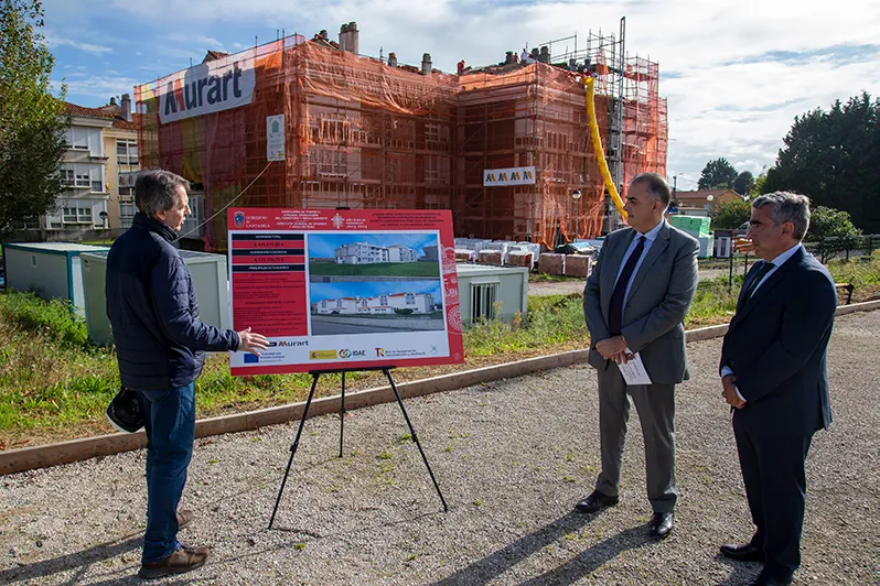 Noticias de Cantabria | El Cántabro | Media visita las obras de rehabilitación energética que se están ejecutando en 90 viviendas de Miengo por 6,4 millones de euros