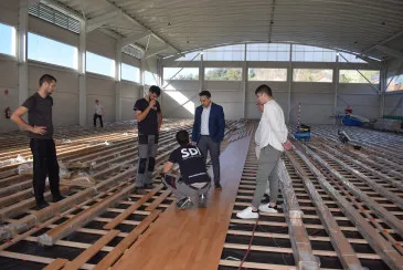 Noticias de Cantabria | El Cántabro | Piélagos inicia la colocación de un nuevo pavimento de madera en el Polideportivo de Arce para garantizar la seguridad de los niños