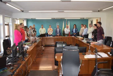 El Pleno de Piélagos guarda un minuto de silencio en recuerdo de las víctimas de la DANA y de la explosión de un edificio en La Albericia