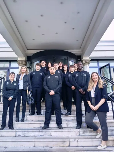 Noticias de Cantabria | El Cántabro | El alumnado de la Escuela del Talento Joven ‘El Boosstare’ que se forma como profesionales de hostelería en Piélagos visita el Hotel Real y Las Carolinas