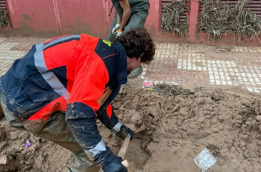  Los bomberos de Camargo encaran su relevo inicial en Algemesí mientras salen los primeros voluntarios de Protección Civil