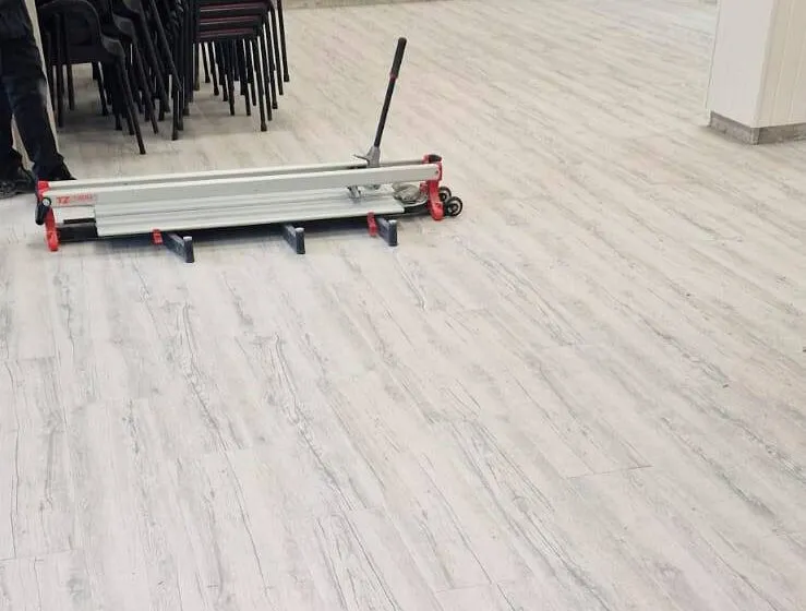  El ayuntamiento sustituye el suelo de la cafetería del hogar del jubilado